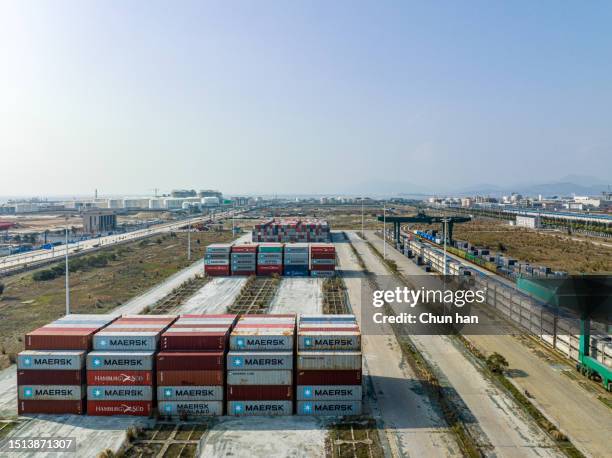 stapeln von verschiedenen containern am frachtterminal - 車站 stock-fotos und bilder