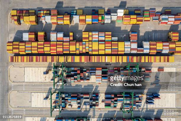 apilamiento de varios contenedores en la terminal de carga - 商業金融與工業 fotografías e imágenes de stock