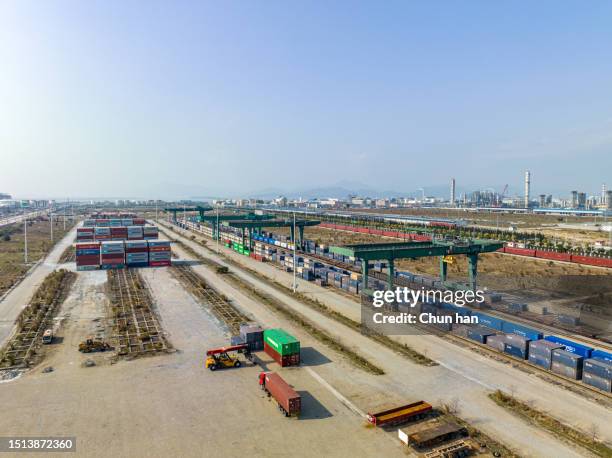 stacking of various containers at the freight terminal - 車站 imagens e fotografias de stock