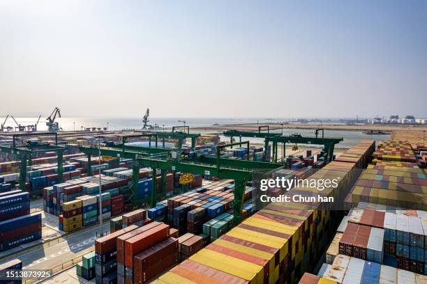 stacking of various containers at the freight terminal - 天空 imagens e fotografias de stock