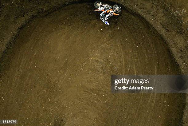 Craig Anderson in action during the 250cc SuperCross Masters race held at the Sydney Superdome at Homebush in Sydney, Australia, October 18, 2002.