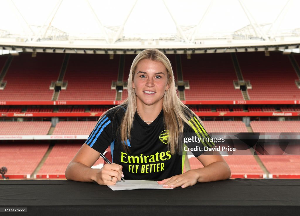 Arsenal Women Unveil New Signing Alessia Russo