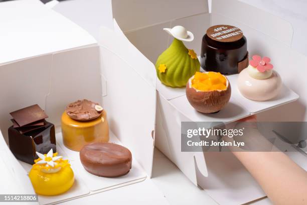 varieties of cakes to take away - chocolate pack stock-fotos und bilder
