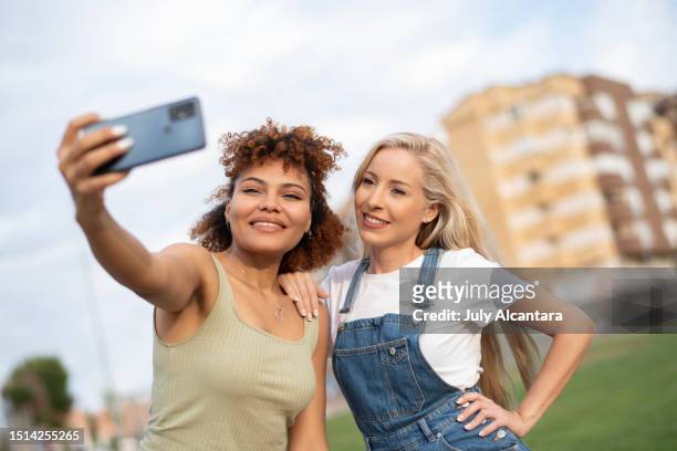 gli amici scattano un selfie nel parco in un giorno di primavera - summer university day 2 foto e immagini stock