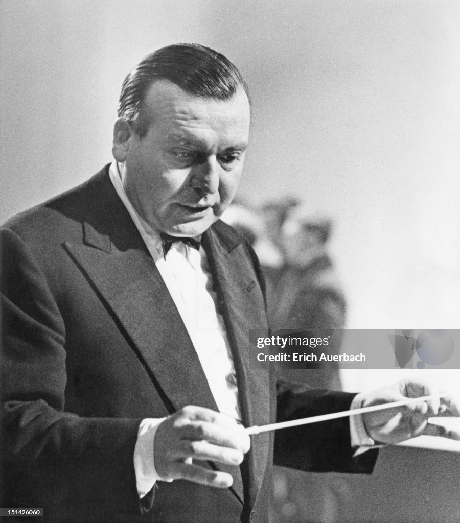 Eric Robinson Conducts