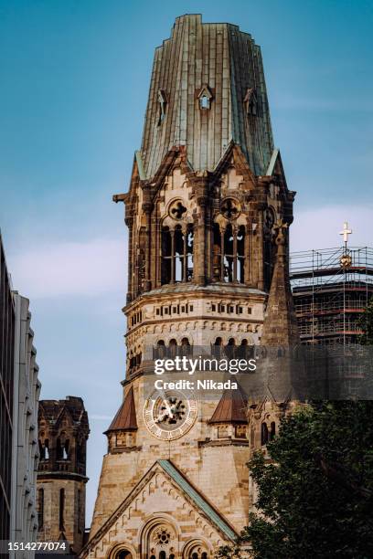 berlins ikonische kaiser-wilhelm-gedächtnis-kirche, ein symbol der regeneration inmitten des geschäftigen stadtlebens. - kaiser wilhelm memorial church stock-fotos und bilder