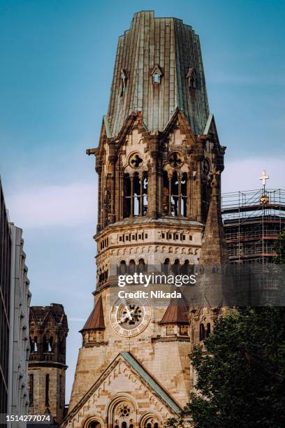 o icônico kaiser-wilhelm-gedächtnis-kirche de berlim, um símbolo de regeneração em meio à agitada vida da cidade. - memorial kaiser wilhelm - fotografias e filmes do acervo