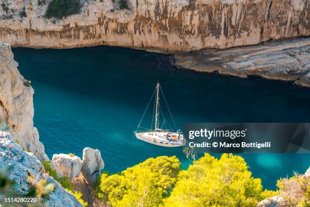 sailboat in calanque d'en-vau, french riviera - middellandse zee stockfoto's en -beelden