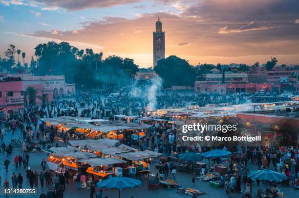 djemaa el fna main square, marrakesh - marrakech stockfoto's en -beelden