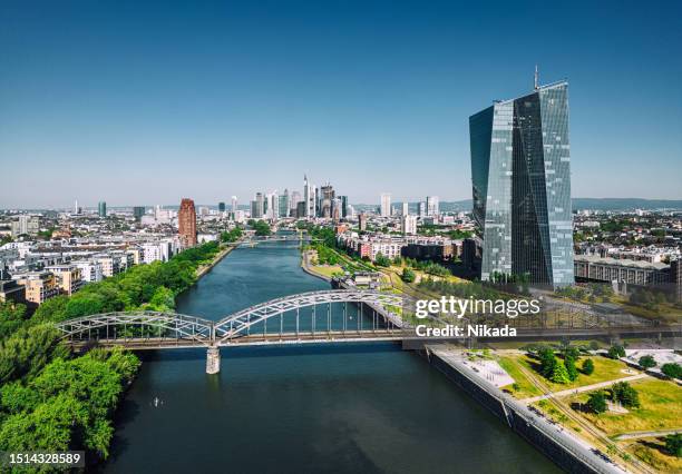 luftaufnahme von frankfurt mit ezb-turm unter blauem himmel - frankfurt germany skyline stock-fotos und bilder