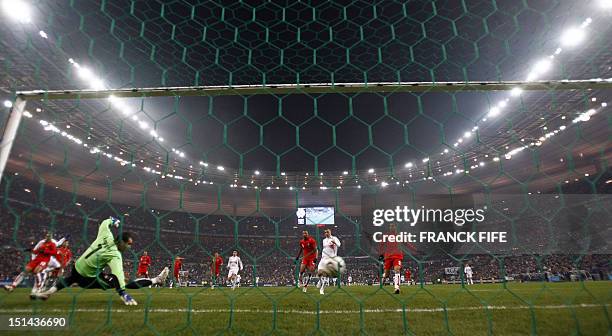 Morocco's goalkeeper Nadir Lamyaghri fails to save a kick by French forward Sidney Govou during the friendly football match France versus Morocco, 16...