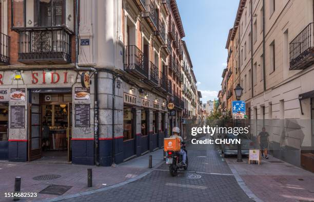 malasaña by madrid - lugar de comercio fotografías e imágenes de stock