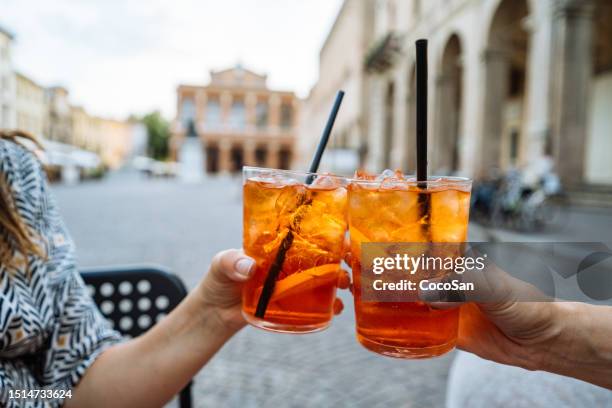 tiempo de aperitivo en italia - campari fotografías e imágenes de stock
