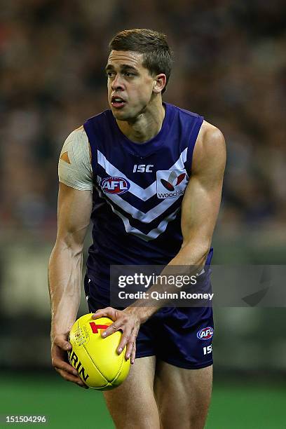 Stephen Hill of the Dockers kicks during the Second AFL Elimination Final match between the Geelong Cats and the Fremantle Dockers at the Melbourne...