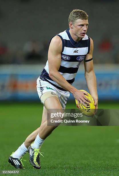 Taylor Hunt of the Cats kicks during the Second AFL Elimination Final match between the Geelong Cats and the Fremantle Dockers at the Melbourne...