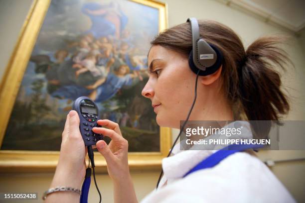 Une jeune femme utilise un audio guide, le 27 juillet 2007 au Palais des Beaux Arts de Lille, lors de sa visite de l'exposition consacrée à Philippe...