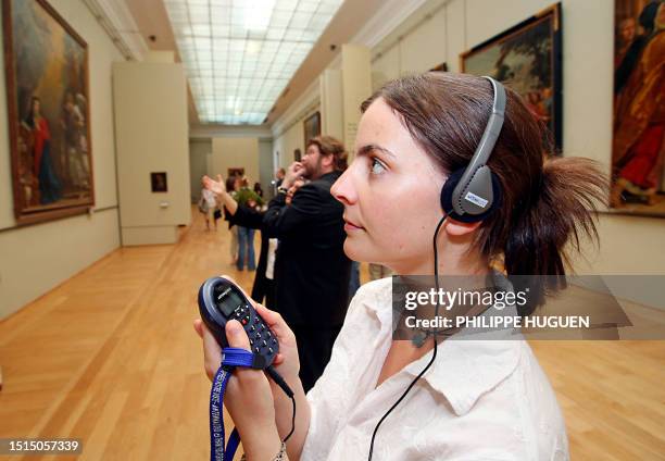 Une jeune femme utilise un audio guide, le 27 juillet 2007 au Palais des Beaux Arts de Lille, lors de sa visite de l'exposition consacrée à Philippe...