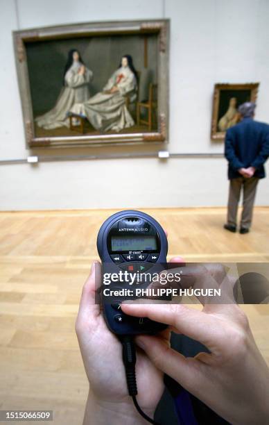 Une personne utilise un audio guide, le 27 juillet 2007 au Palais des Beaux Arts de Lille, lors de sa visite de l'exposition consacrée à Philippe de...