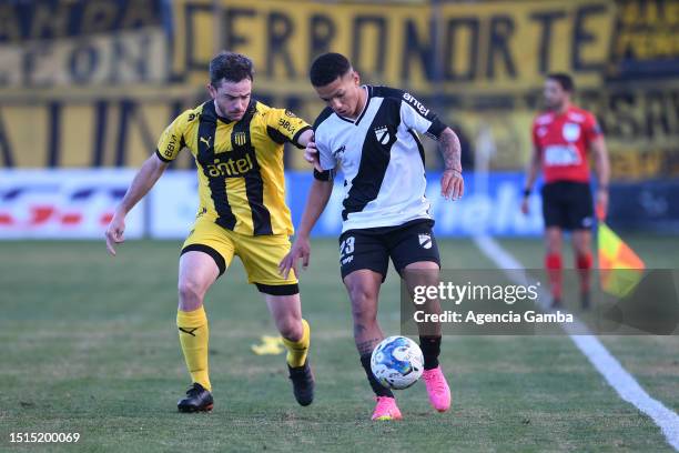 Lucas Hernandez of Peñarol and Emiliano García of Danubio fight for the ball during the match between Danubio and Peñarol as part of Torneo...