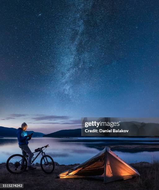 mann unter der milchstraße, campt am see. menschen in der natur. - zelt nacht stock-fotos und bilder