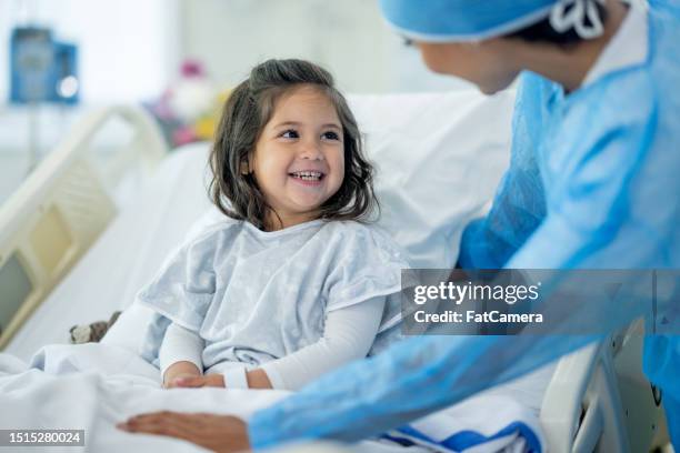erholung - kind im krankenhaus stock-fotos und bilder