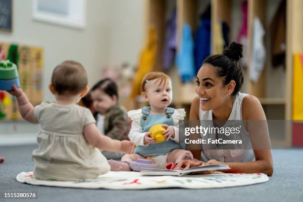 de cuidados diurnos para niños - niño de edad preescolar fotografías e imágenes de stock