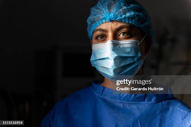 portrait d’une femme médecin en salle d’opération - chirurgien photos et images de collection