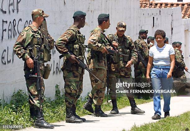 Group of soldiers are seen securing the area after a car bomb was deactivated in Medellin, Colombia 17 April 2002. Un grupo de soldados realizan...