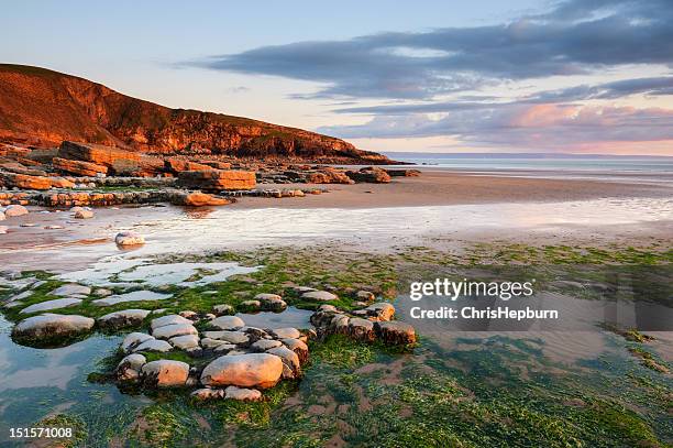 dunraven bay au coucher du soleil, au pays de galles - piscine naturelle photos et images de collection