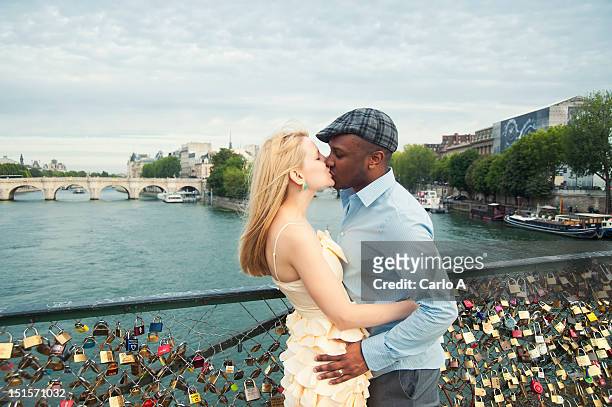 couple kissing - couple paris stock pictures, royalty-free photos & images