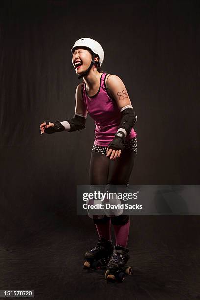 roller derby portrait - rolschaatsen schaats stockfoto's en -beelden