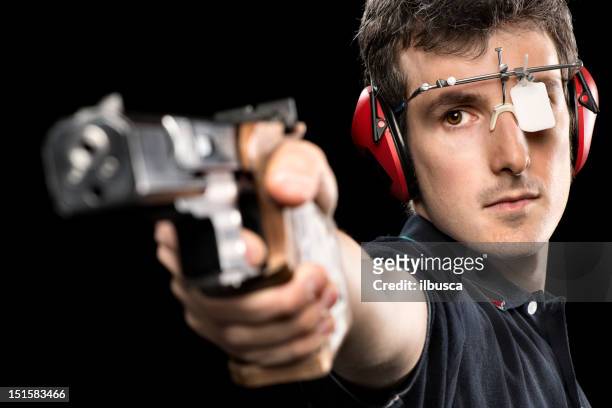 target shooting athlete - schietsport stockfoto's en -beelden