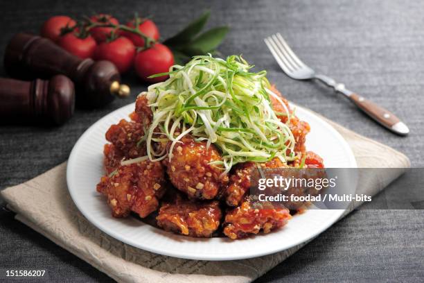 fried chicken with chilli sauce - korean fried chicken stock pictures, royalty-free photos & images