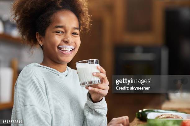 menina afro-americana feliz com bigode de leite pela manhã. - beber - fotografias e filmes do acervo