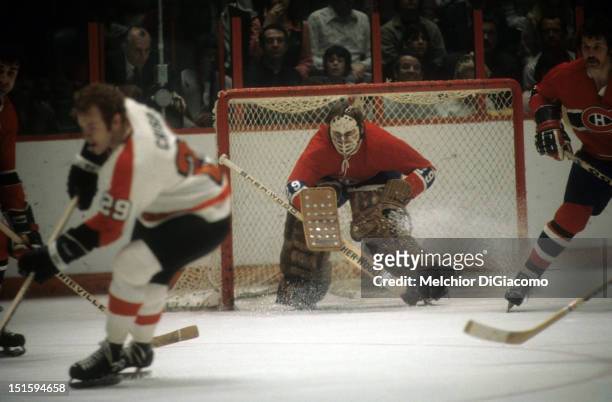Goalie Ken Dryden of the Montreal Canadiens defends the net during an NHL game against the Philadelphia Flyers circa 1972 at the Spectrum in...