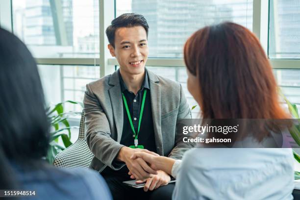 Extend Handshake Extended Handshake Photos and Premium High Res Pictures - Getty Images