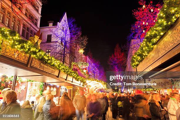 christmas market and lights in cologne old town. - colonia renania fotografías e imágenes de stock