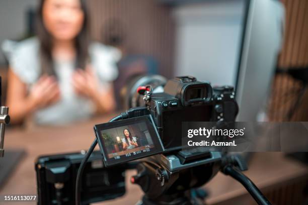 configuración profesional de grabación de video con creadora asiática - rodar películas fotografías e imágenes de stock