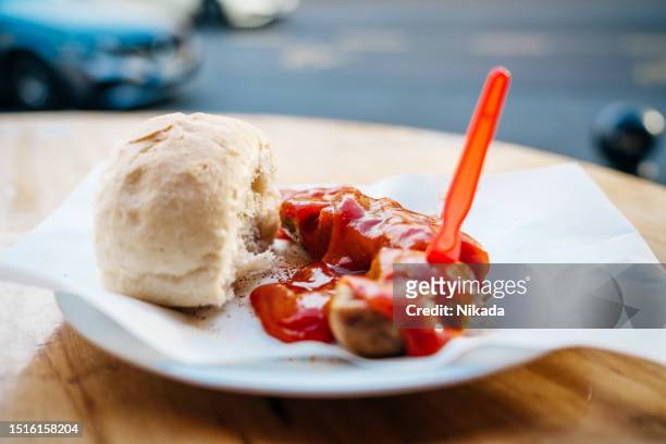berlin currywurst, german dish of sliced sausage with a fresh bun - duitse gerechten stockfoto's en -beelden