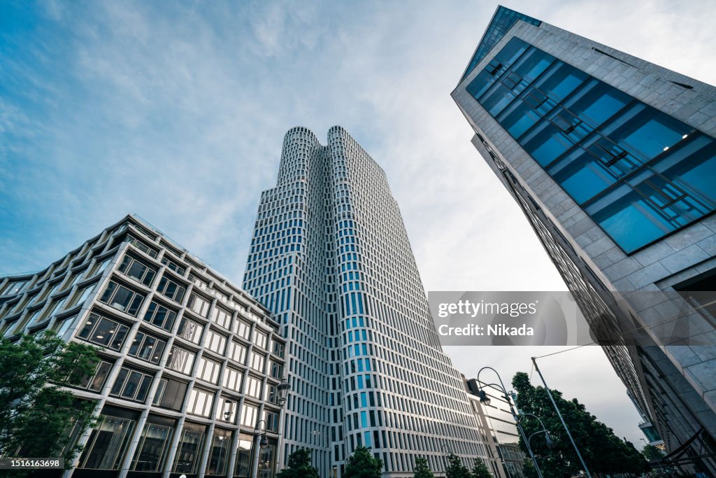Neue hohe Geschäftstürme in der Nähe des Bahnhofs Zoologischer Garten, West-Berlin