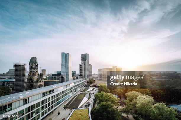 moderne west-berliner skyline bei sonnenuntergang, in der nähe des zoos - berlin zoo stock-fotos und bilder