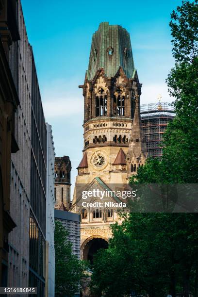 berlin's iconic kaiser-wilhelm-gedächtnis-kirche, a symbol of regeneration amid bustling city life. - king memorial service stock pictures, royalty-free photos & images