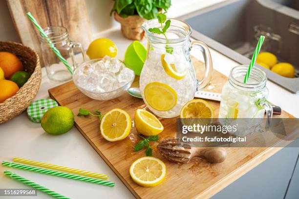 ingredienti per la preparazione della limonata sul bancone della cucina - alcohol detox foto e immagini stock