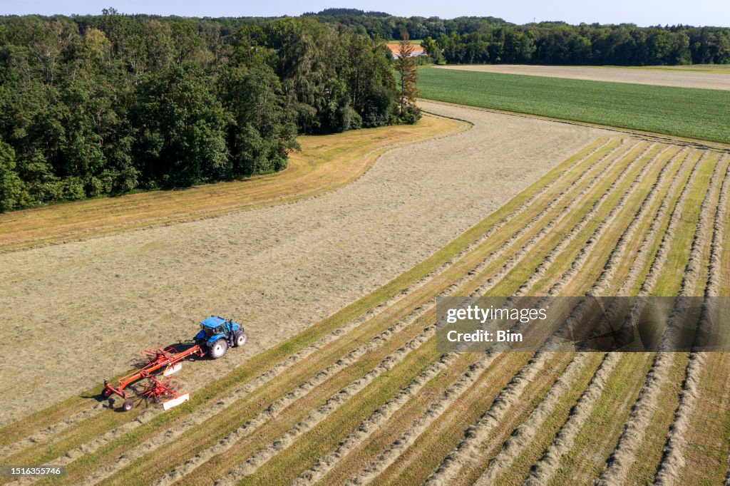Traktor mit Ausrüstung auf dem Feld