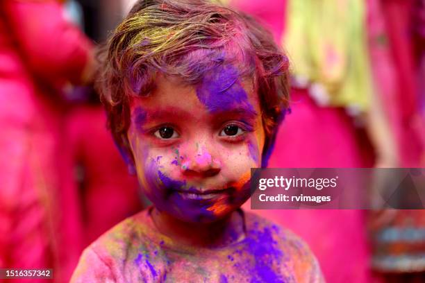 retrato en primer plano de una niña con pintura en polvo en la cara, holi celebration - baby powder fotografías e imágenes de stock