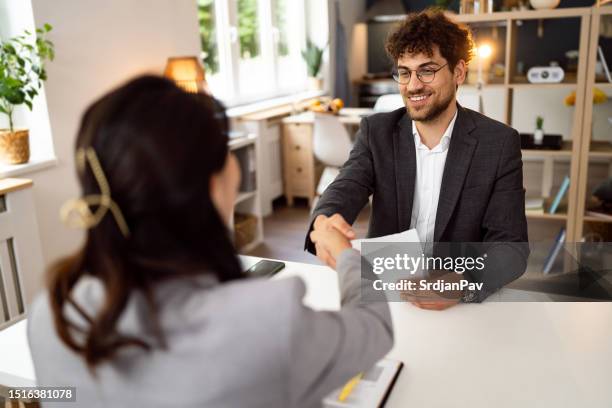 male candidate handshake with an female recruiter - recruiter 個照片及圖片檔