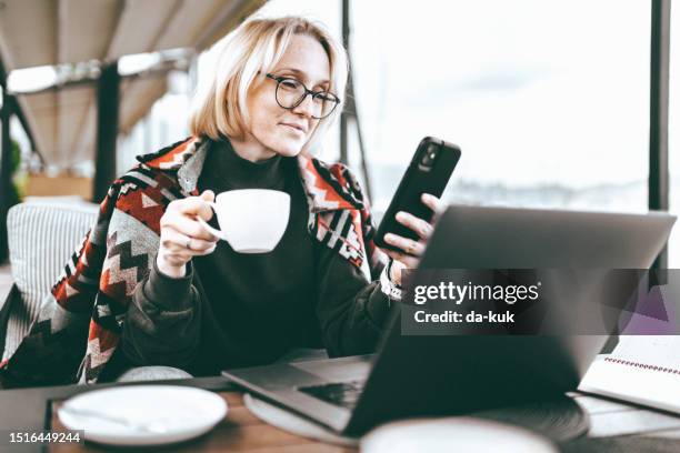 drinking morning coffee and working outdoors remotely making a phone call - café da internet stock pictures, royalty-free photos & images