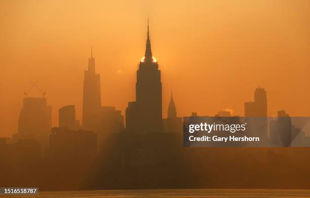 Hazy Sunrise in New York City, ニュース写真