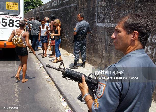 Soldier secures the area as violence caused by drug dealers plagues the poverty stricken "barrios" of Rio de Janeiro 28 February 2003. Soldados de la...