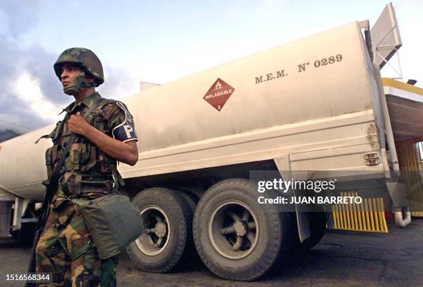 Soldier secures the area as strikes continue in Caracas, Venezuela 09 December 2002. Un miembro del ejercito venezolano custodia un carrotanque...